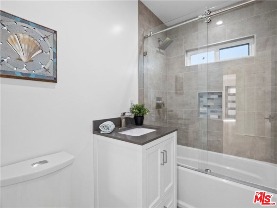 17601 Rhoda Street Encino, CA 91316 - Photo 26 of 37