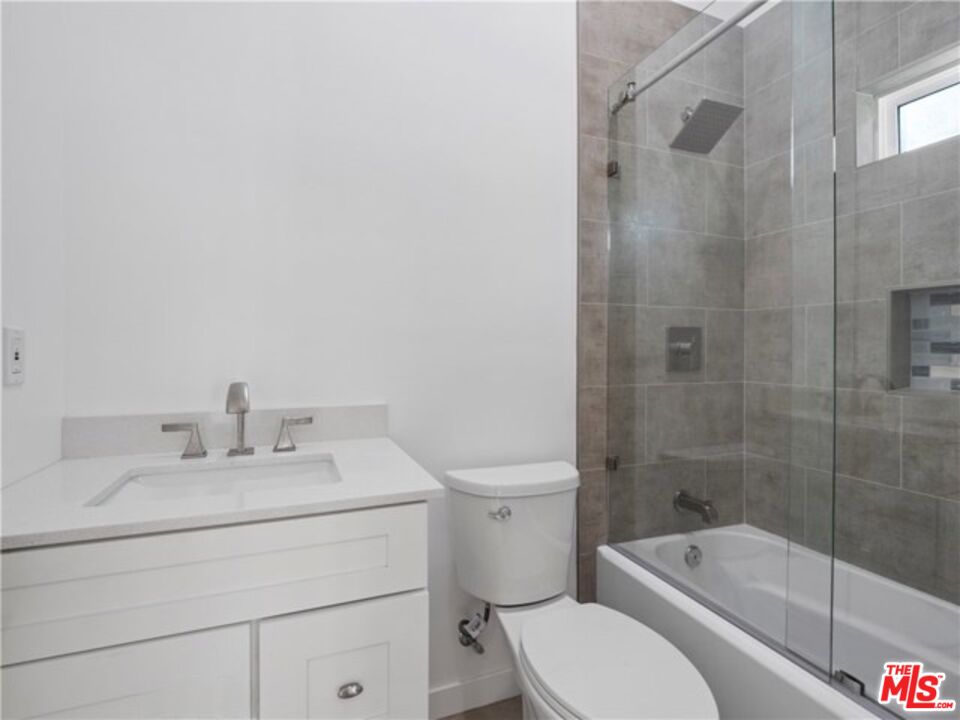 17601 Rhoda Street Encino, CA 91316 - Photo 27 of 37