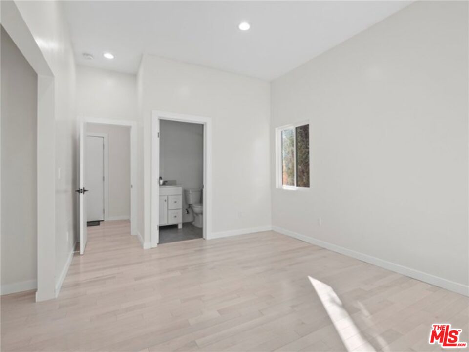 17601 Rhoda Street Encino, CA 91316 - Photo 28 of 37