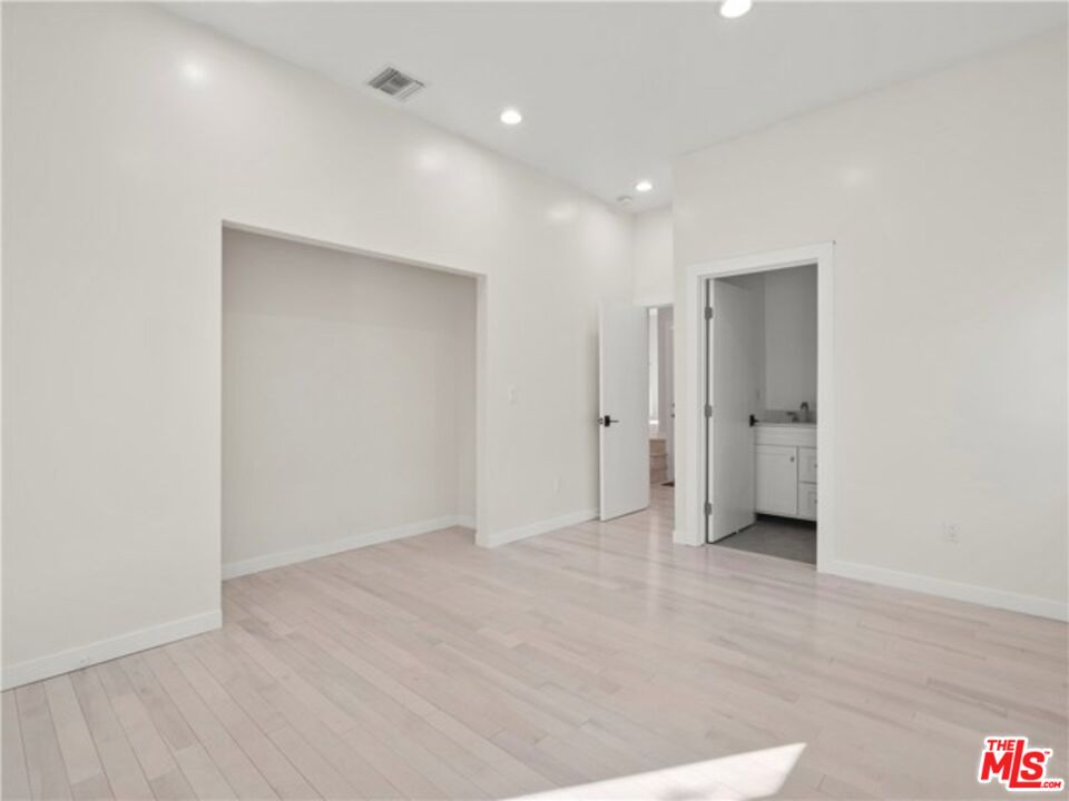 17601 Rhoda Street Encino, CA 91316 - Photo 29 of 37