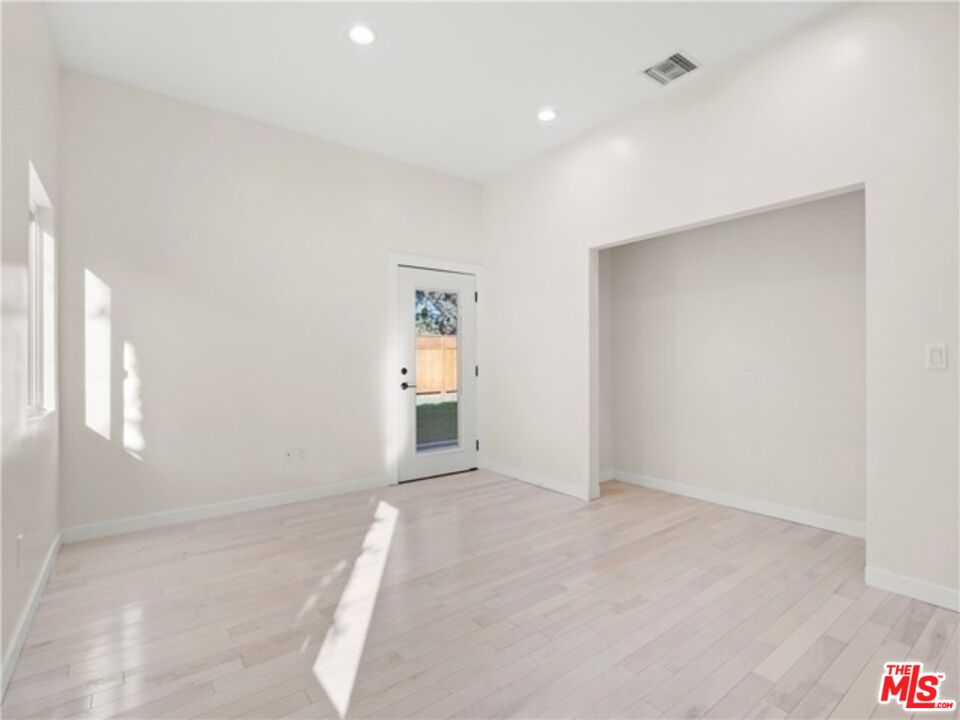 17601 Rhoda Street Encino, CA 91316 - Photo 30 of 37