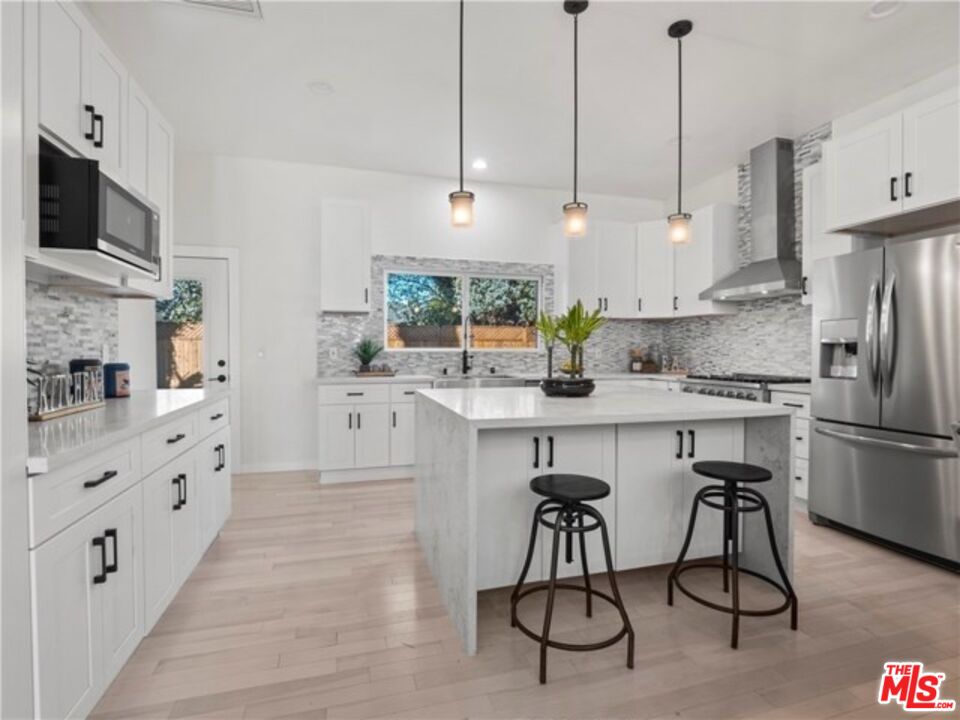 17601 Rhoda Street Encino, CA 91316 - Photo 3 of 37