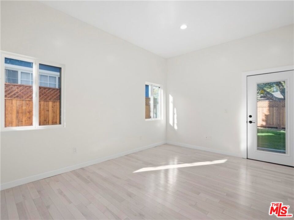 17601 Rhoda Street Encino, CA 91316 - Photo 31 of 37