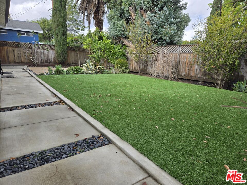 17601 Rhoda Street Encino, CA 91316 - Photo 34 of 37