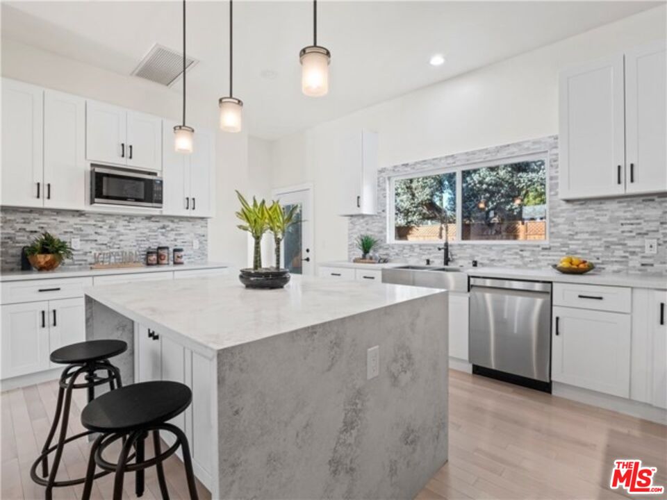 17601 Rhoda Street Encino, CA 91316 - Photo 4 of 37