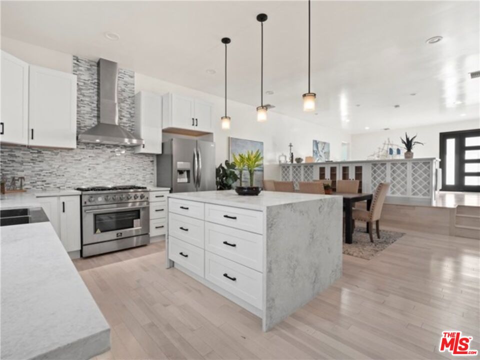 17601 Rhoda Street Encino, CA 91316 - Photo 5 of 37