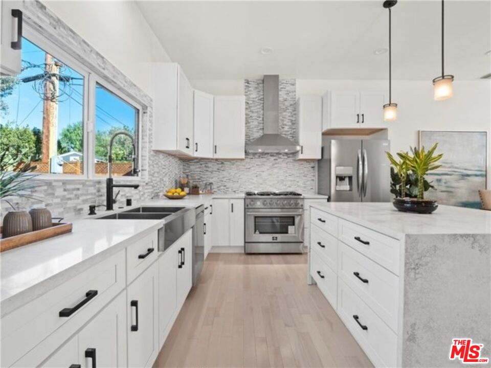 17601 Rhoda Street Encino, CA 91316 - Photo 6 of 37