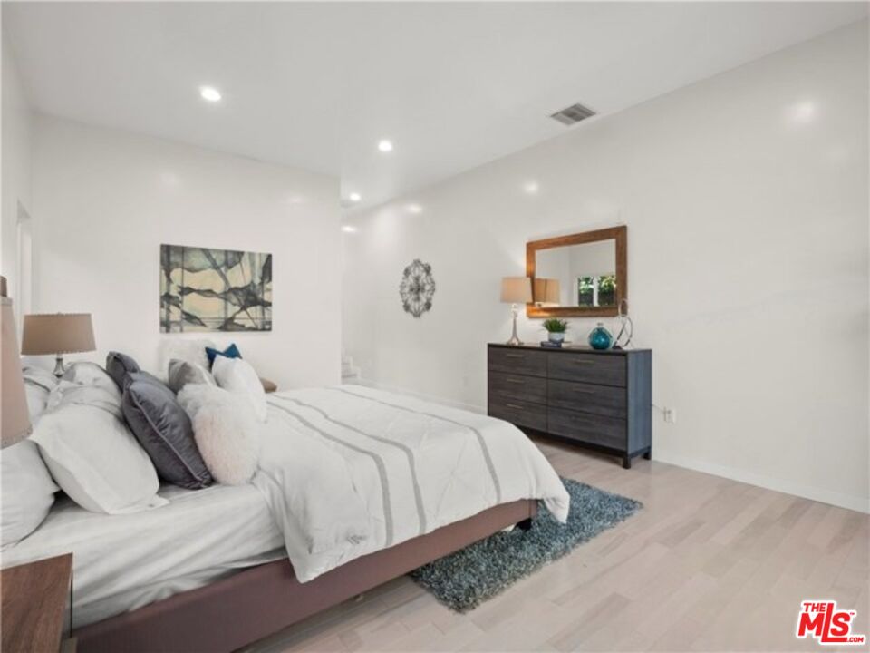 17601 Rhoda Street Encino, CA 91316 - Photo 8 of 37