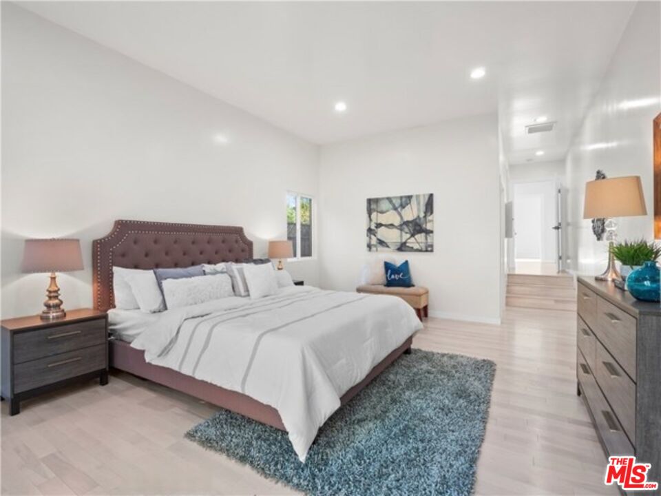 17601 Rhoda Street Encino, CA 91316 - Photo 9 of 37