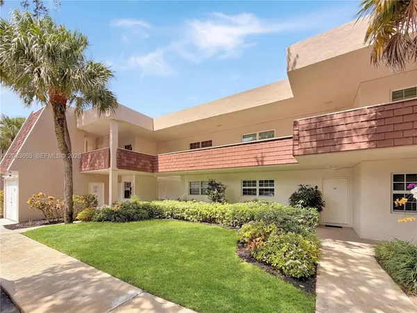 $3,000 | 3641 Oaks Clubhouse Drive, Unit 201, Pompano Beach, FL 33069