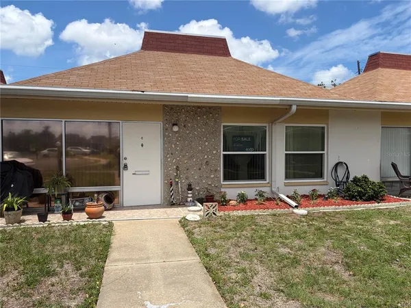 a front view of house with yard