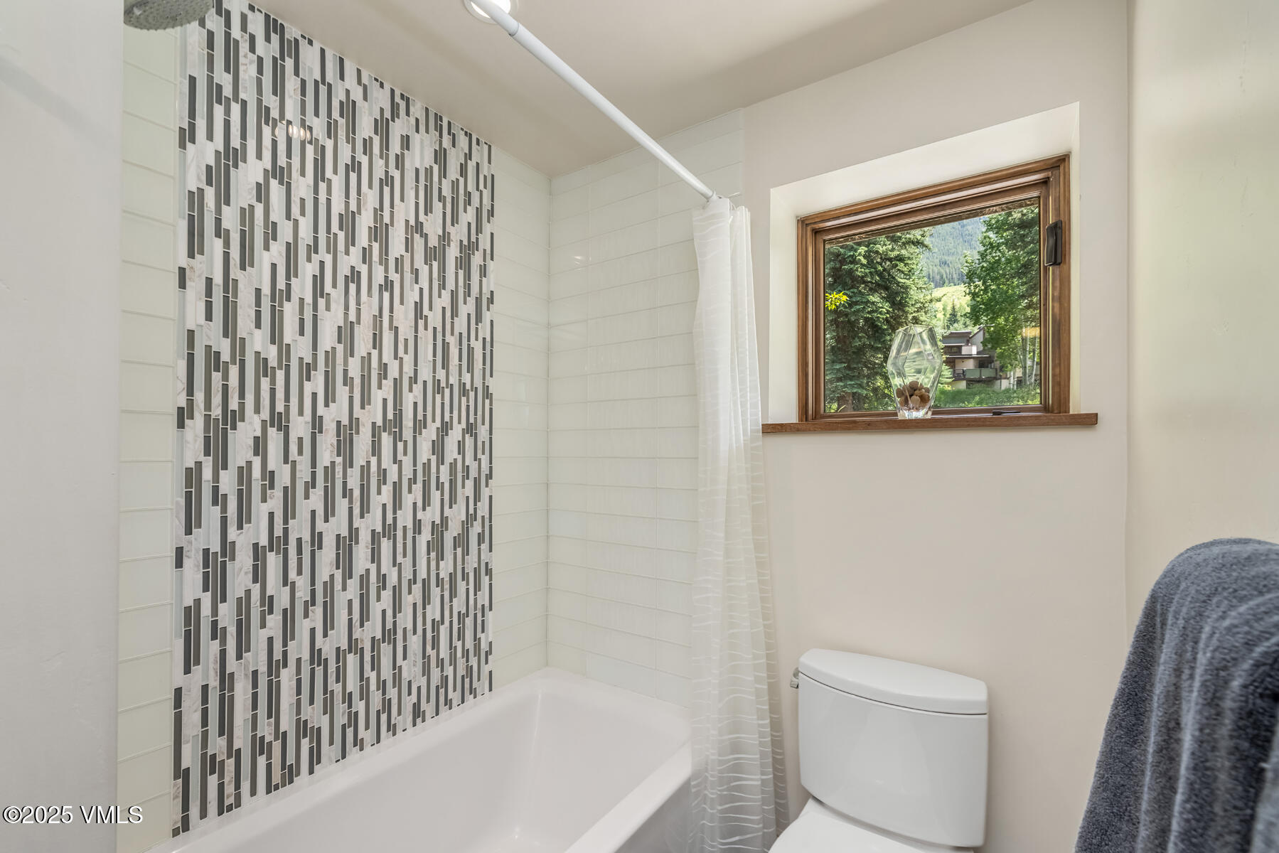 2764 South Frontage Road West Vail, CO 81657 - Photo 39 of 68 Guest Bath