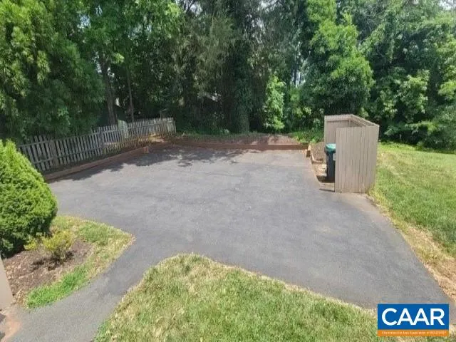 a view of a back yard