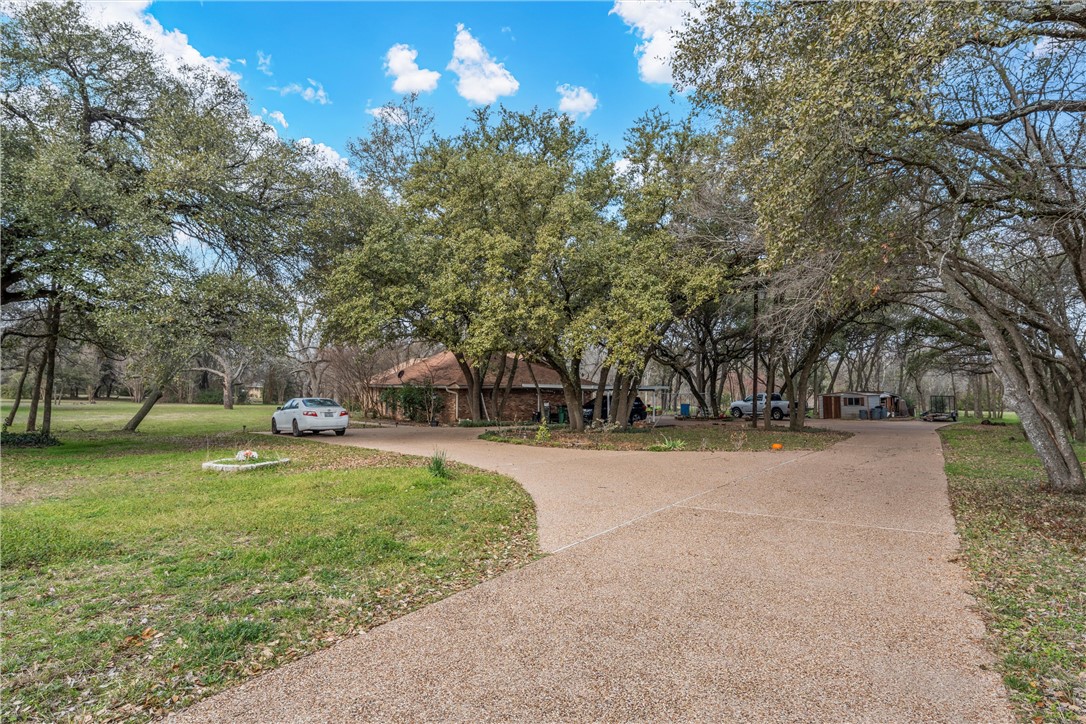 472 Coxs Oak Valley Road Waco, TX 76705 - Photo 4 of 47 a view of a patio with a yard
