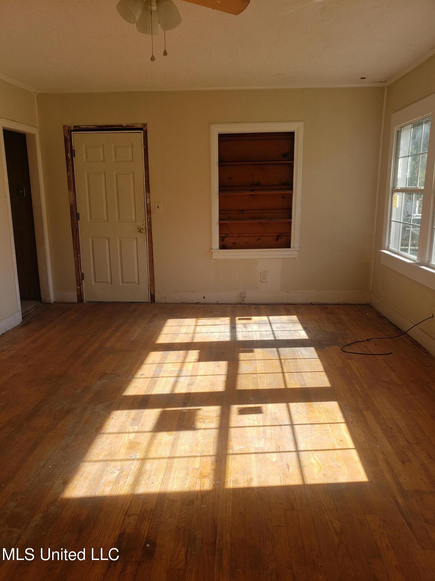 118 West Santa Clair Street Jackson, MS 39212 - Photo 3 of 12 Living room (2)