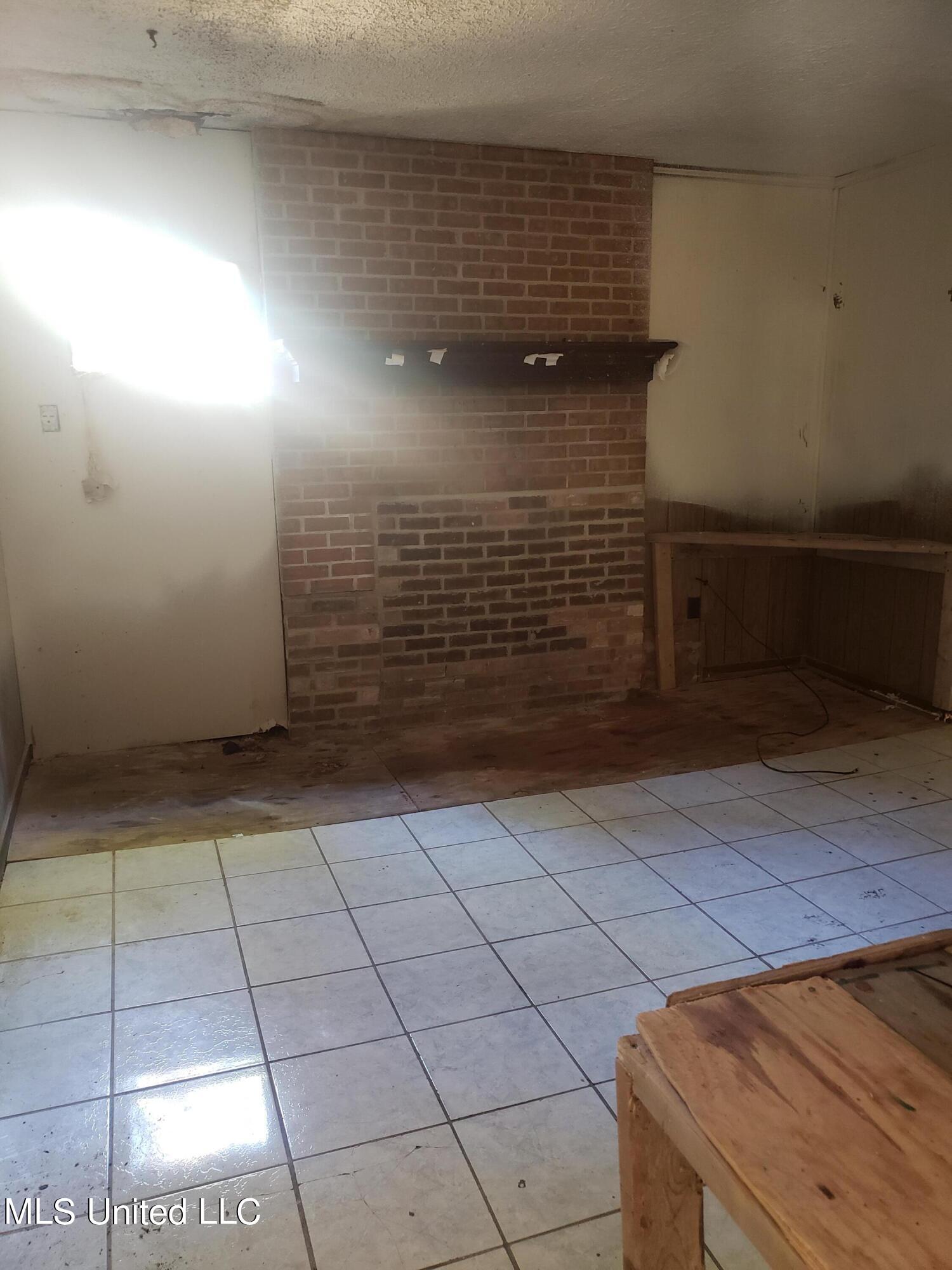 118 West Santa Clair Street Jackson, MS 39212 - Photo 4 of 12 Den view