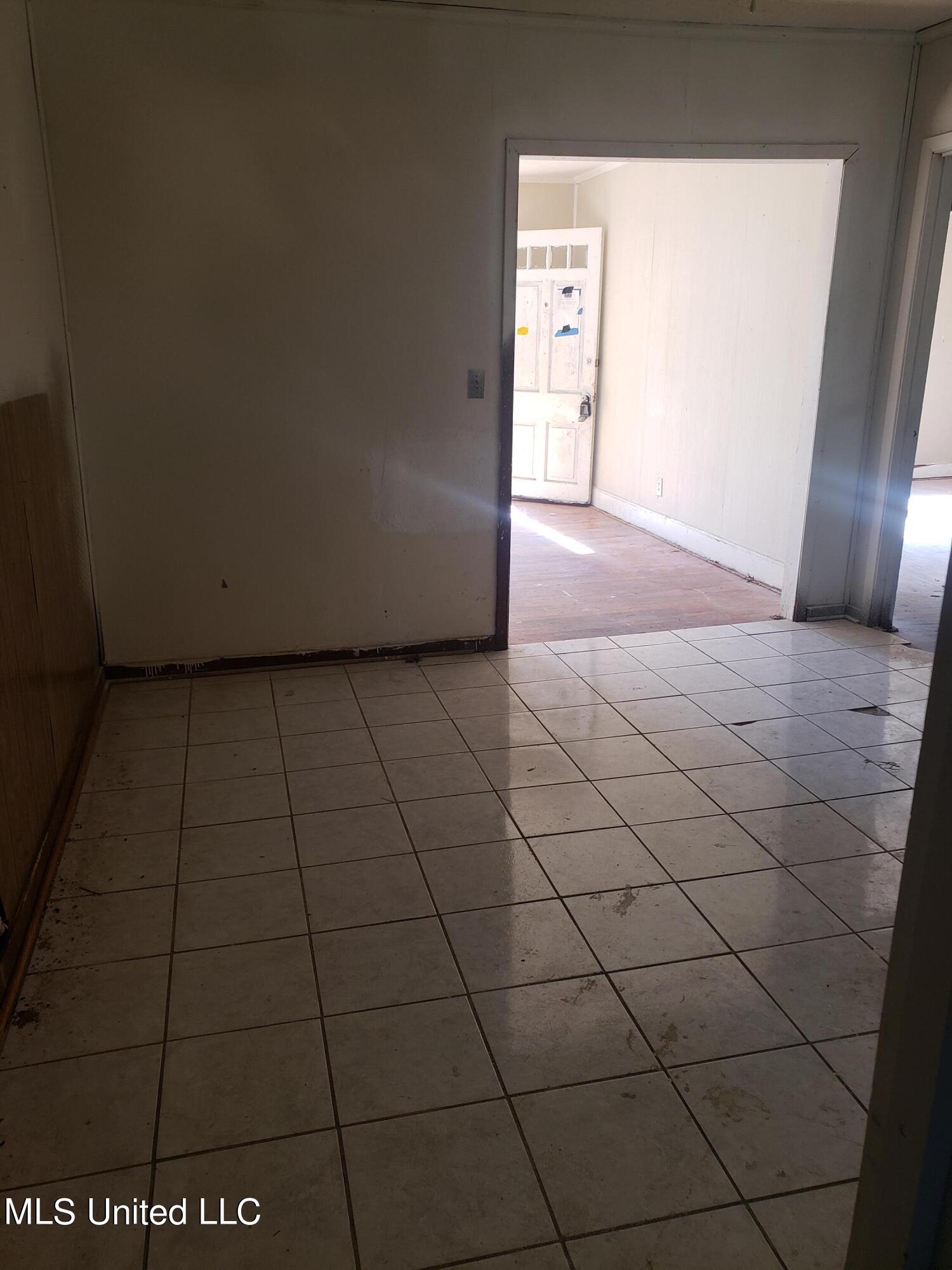 118 West Santa Clair Street Jackson, MS 39212 - Photo 5 of 12 1st bedroom angle view