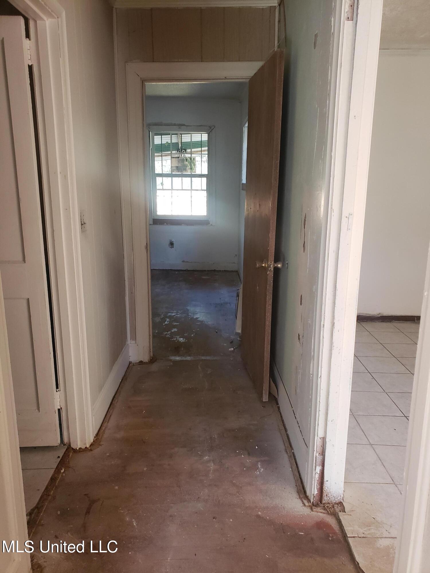 118 West Santa Clair Street Jackson, MS 39212 - Photo 8 of 12 Hall view