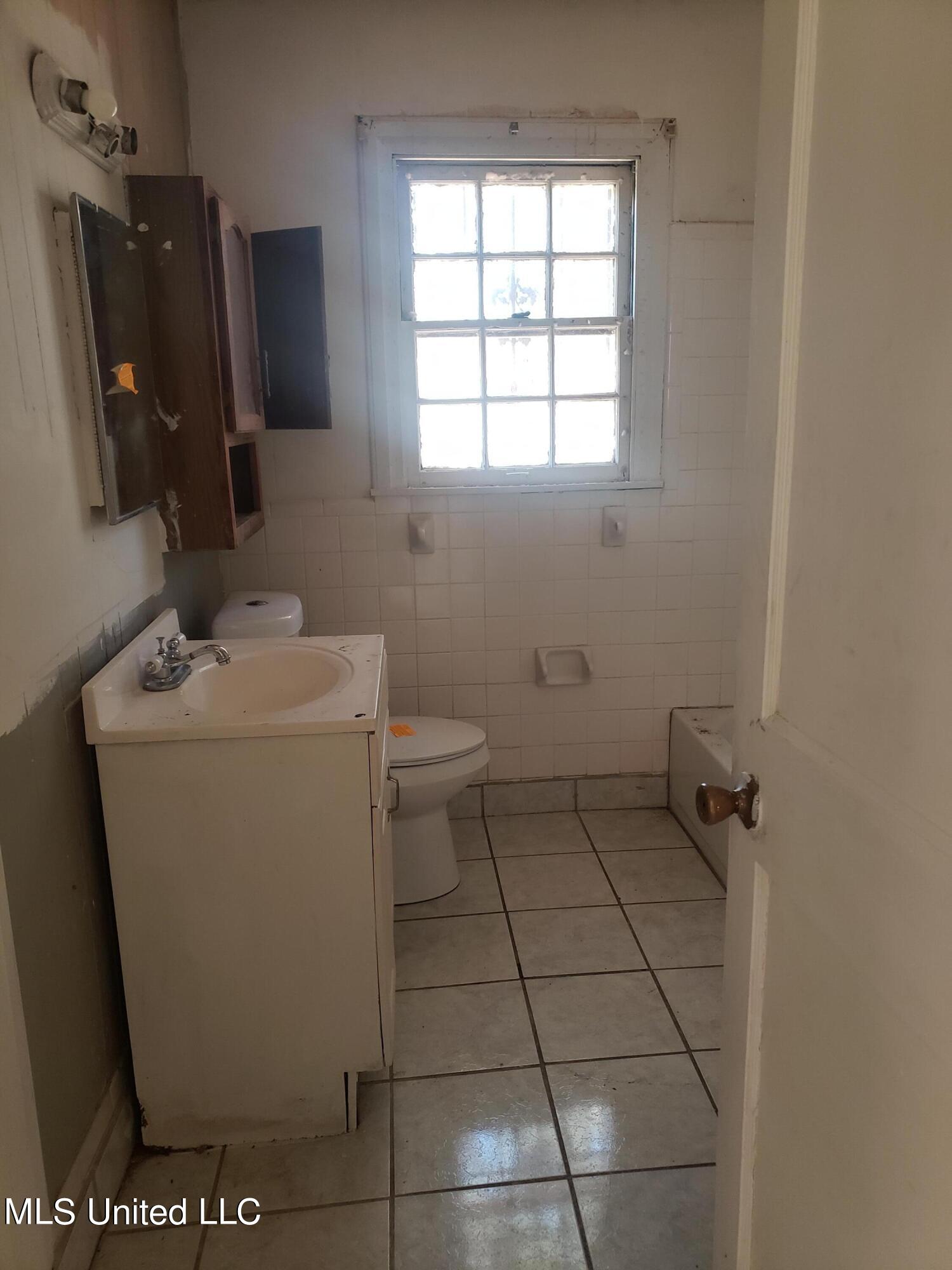 118 West Santa Clair Street Jackson, MS 39212 - Photo 9 of 12 Bathroom view
