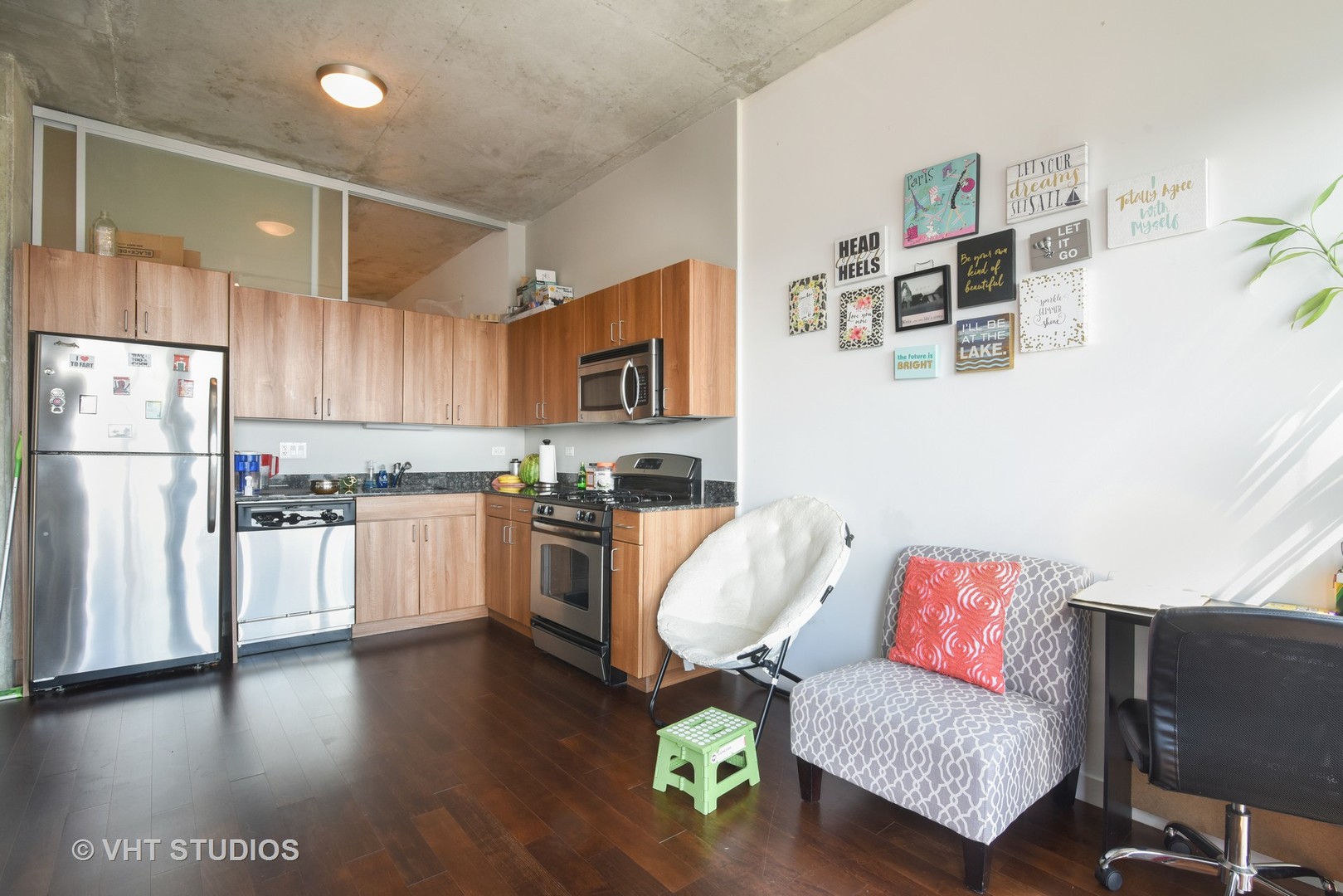 235 West Van Buren Street, Unit 3804 Chicago, IL 60607 - Photo 3 of 11 a living room with furniture and a kitchen view