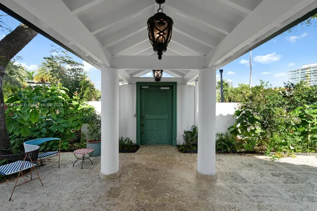a view of a livingroom with yard and furniture
