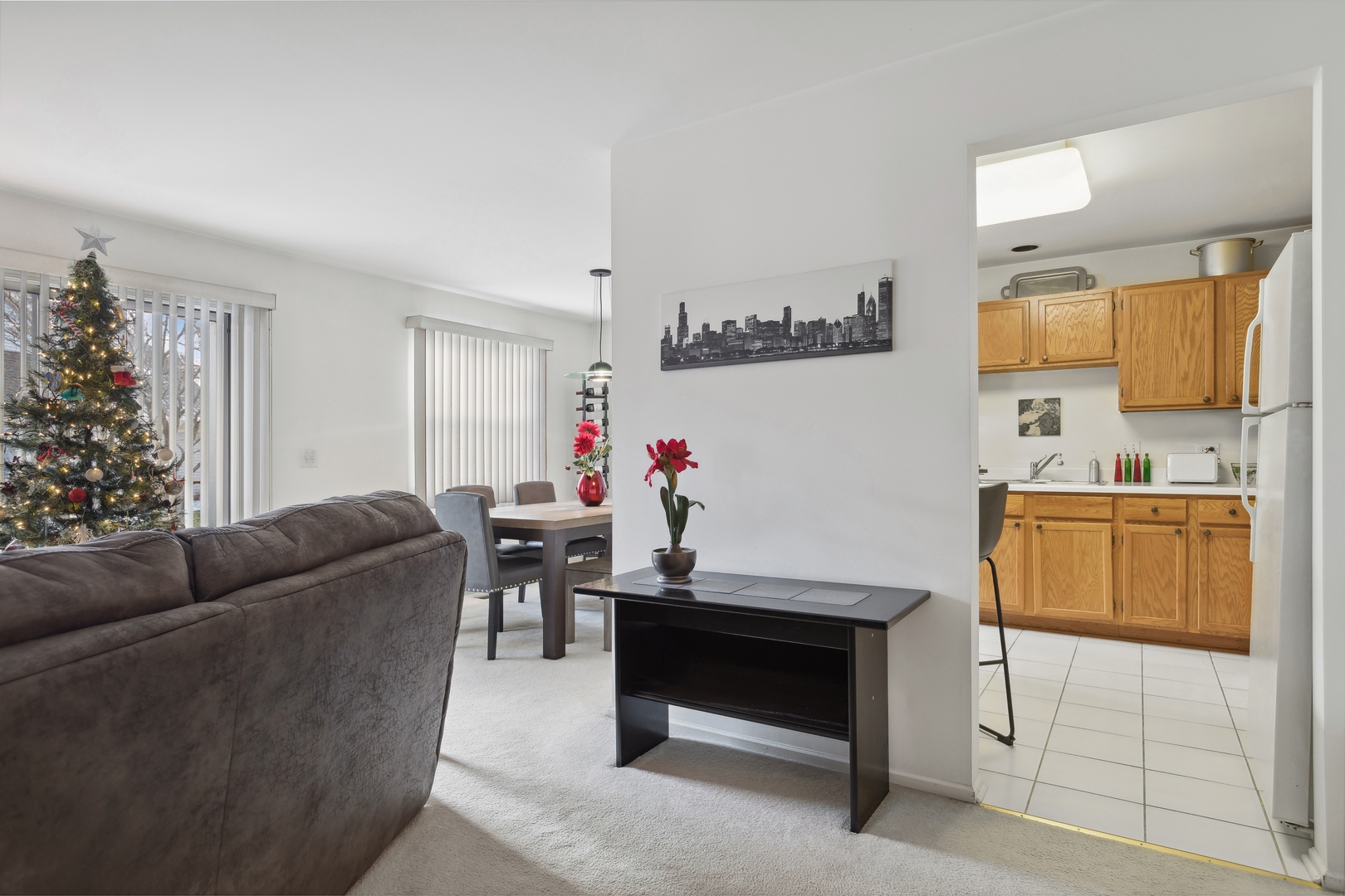 71 Larch Court, Unit B Schaumburg, IL 60193 - Photo 2 of 12 a living room with furniture and a window