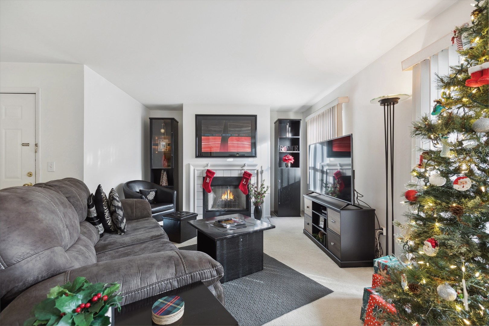 71 Larch Court, Unit B Schaumburg, IL 60193 - Photo 4 of 12 a living room with furniture and a couch