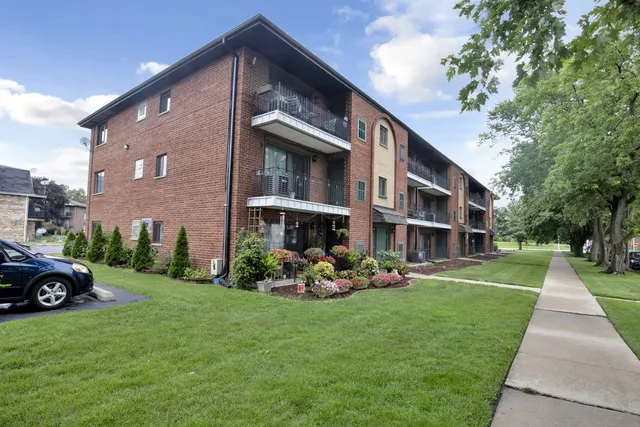 $219,900 | 7012 98th Street, Unit 1A, Chicago Ridge, IL 60415