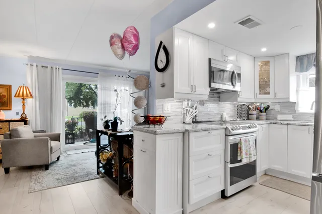 $219,900 | 7012 98th Street, Unit 1A, Chicago Ridge, IL 60415