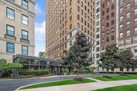 $800,000 | 3740 North Lake Shore Drive, Unit 5A, Chicago, IL 60613