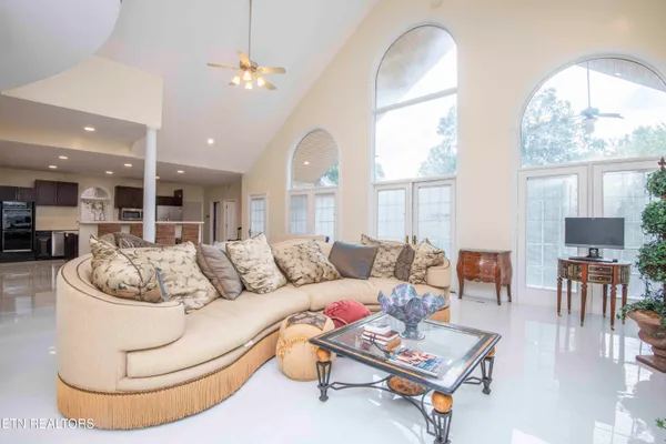 $699,999 | 799 Twin Hills Lane, Jacksboro, TN 37757