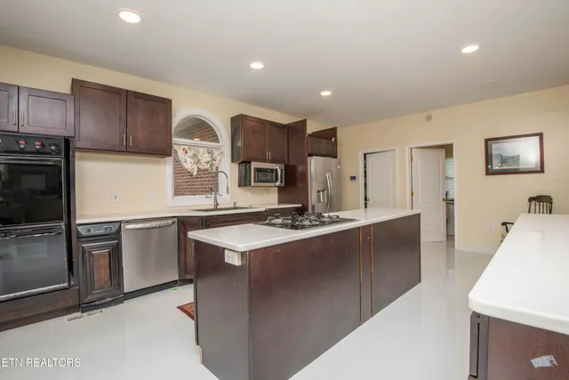 $750,000 | 799 Twin Hills Lane, Jacksboro, TN 37757