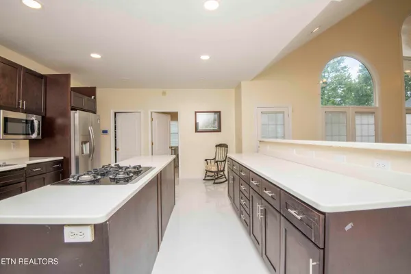 $699,999 | 799 Twin Hills Lane, Jacksboro, TN 37757