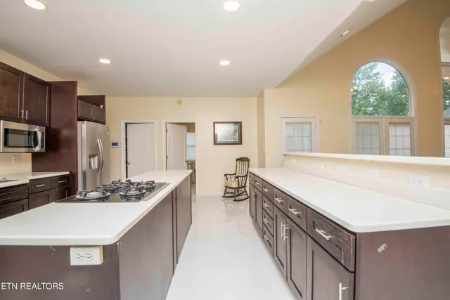 $750,000 | 799 Twin Hills Lane, Jacksboro, TN 37757