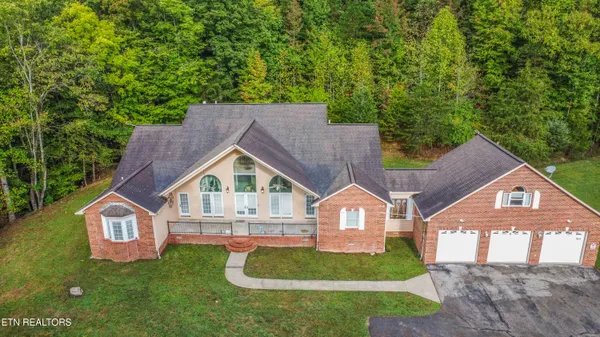 $699,999 | 799 Twin Hills Lane, Jacksboro, TN 37757