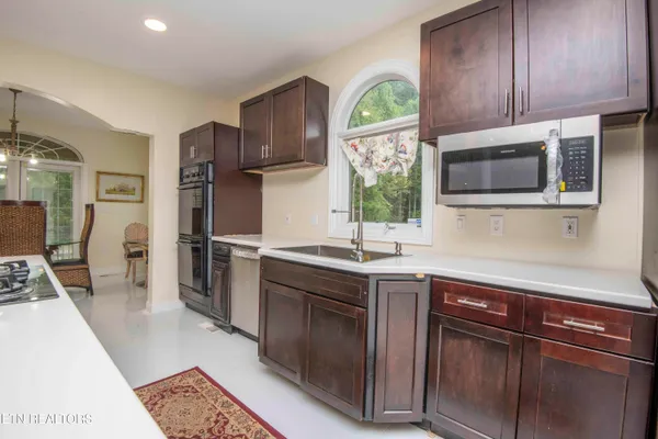 $699,999 | 799 Twin Hills Lane, Jacksboro, TN 37757