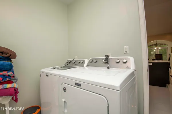 $699,999 | 799 Twin Hills Lane, Jacksboro, TN 37757