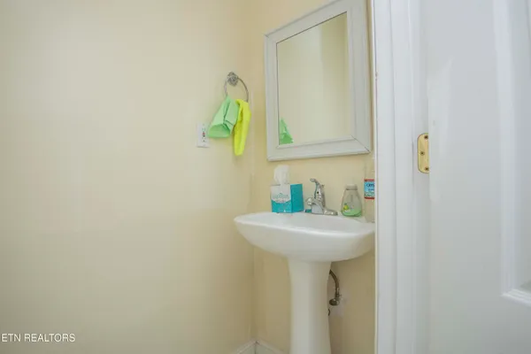 $699,999 | 799 Twin Hills Lane, Jacksboro, TN 37757