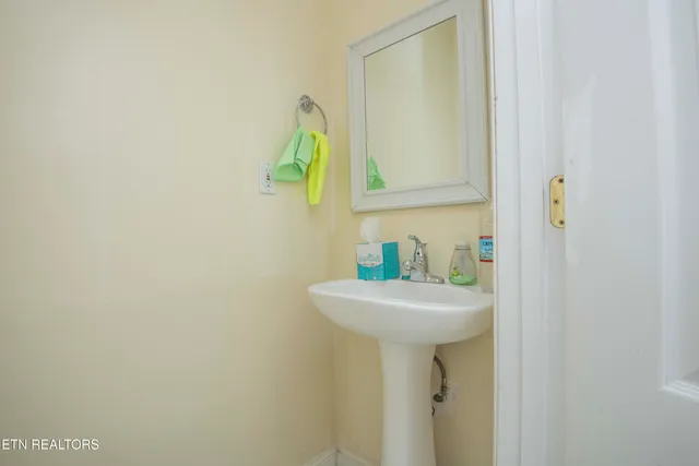 $750,000 | 799 Twin Hills Lane, Jacksboro, TN 37757