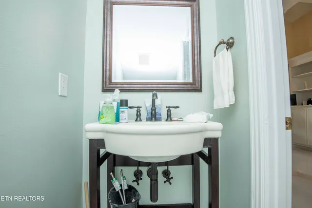 $750,000 | 799 Twin Hills Lane, Jacksboro, TN 37757