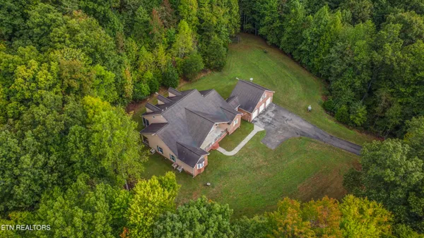 $699,999 | 799 Twin Hills Lane, Jacksboro, TN 37757