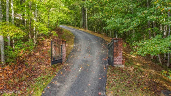 $699,999 | 799 Twin Hills Lane, Jacksboro, TN 37757