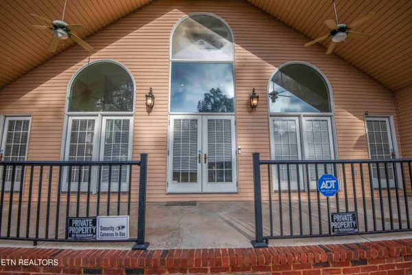 $699,999 | 799 Twin Hills Lane, Jacksboro, TN 37757