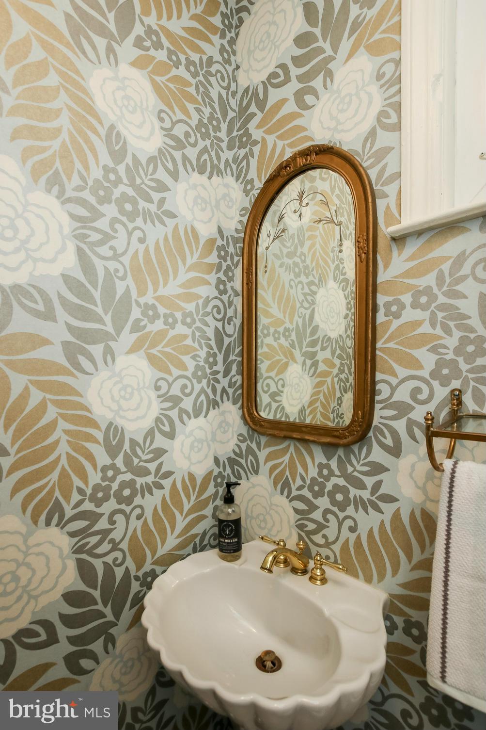 806 Kingston Road Baltimore, MD 21212 - Photo 16 of 30 1st floor powder room