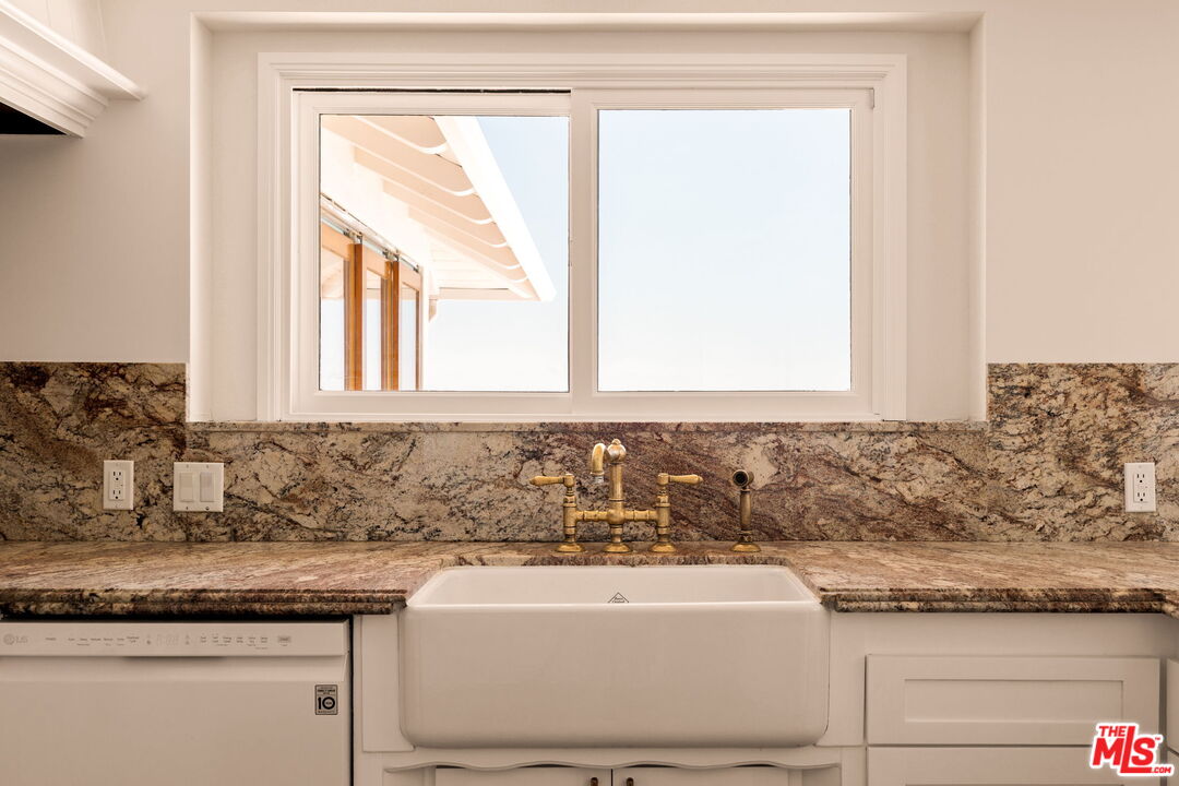 2158 Stradella Road Los Angeles, CA 90077 - Photo 13 of 28