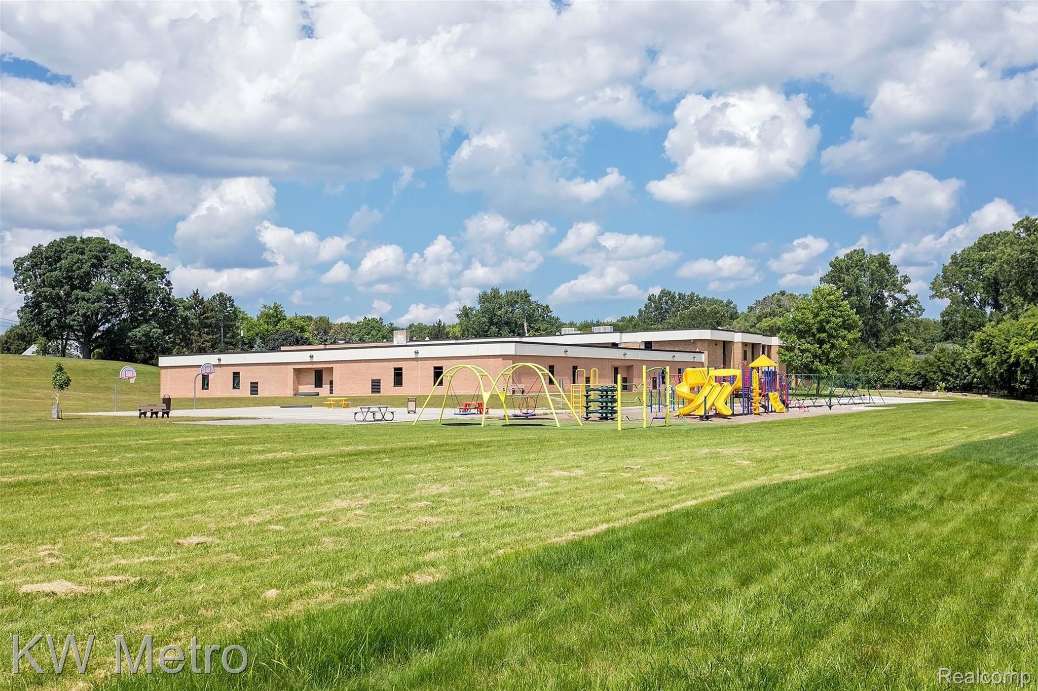 828 Ten Point Drive Rochester, MI 48309 - Photo 53 of 56 Ten Point_ext-8.jpg