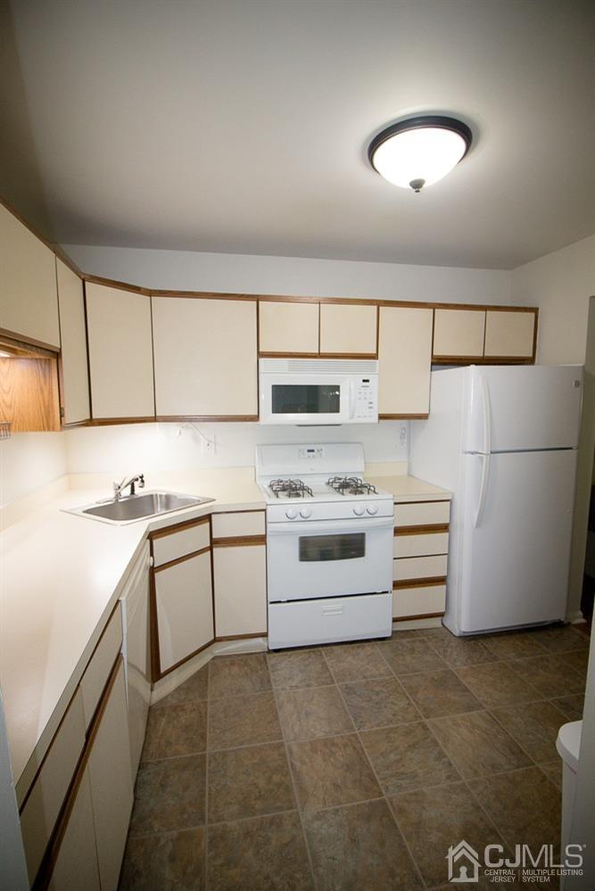202 Raintree Court Helmetta, NJ 08828 - Photo 3 of 9 Gallery Image 3