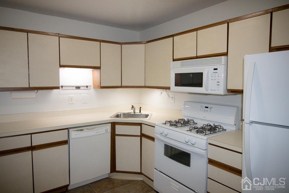 202 Raintree Court Helmetta, NJ 08828 - Photo 4 of 9 Gallery Image 4