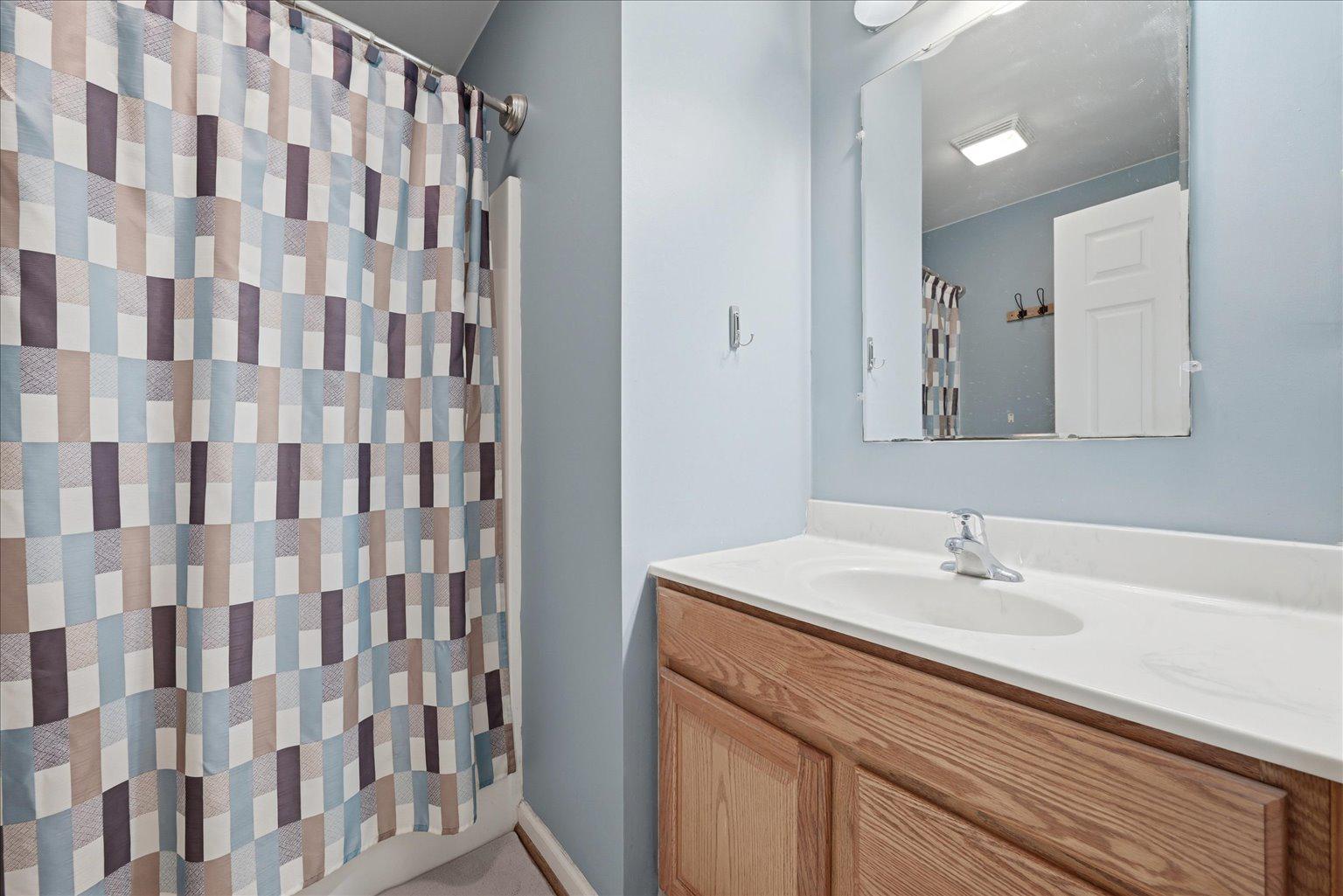 16 South Pleasant Valley Road Winchester, VA 22601 - Photo 17 of 34 2nd floor shared full bathroom