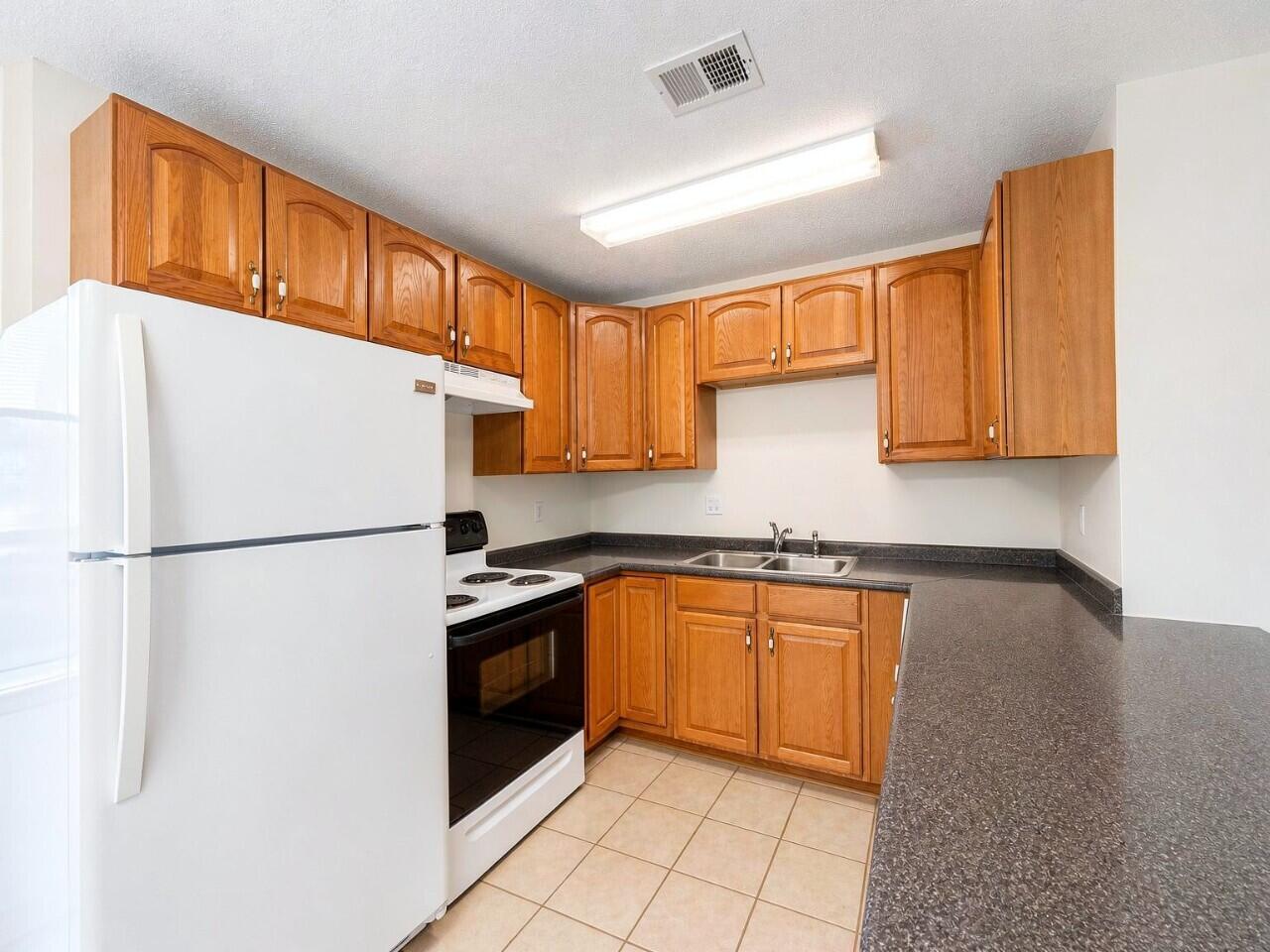 322 Pelham Road, Unit C Fort Walton Beach, FL 32547 - Photo 6 of 14 06-interior_kitchen_2